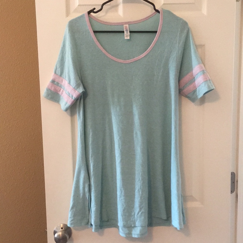 LulaRoe Perfect Tee Small